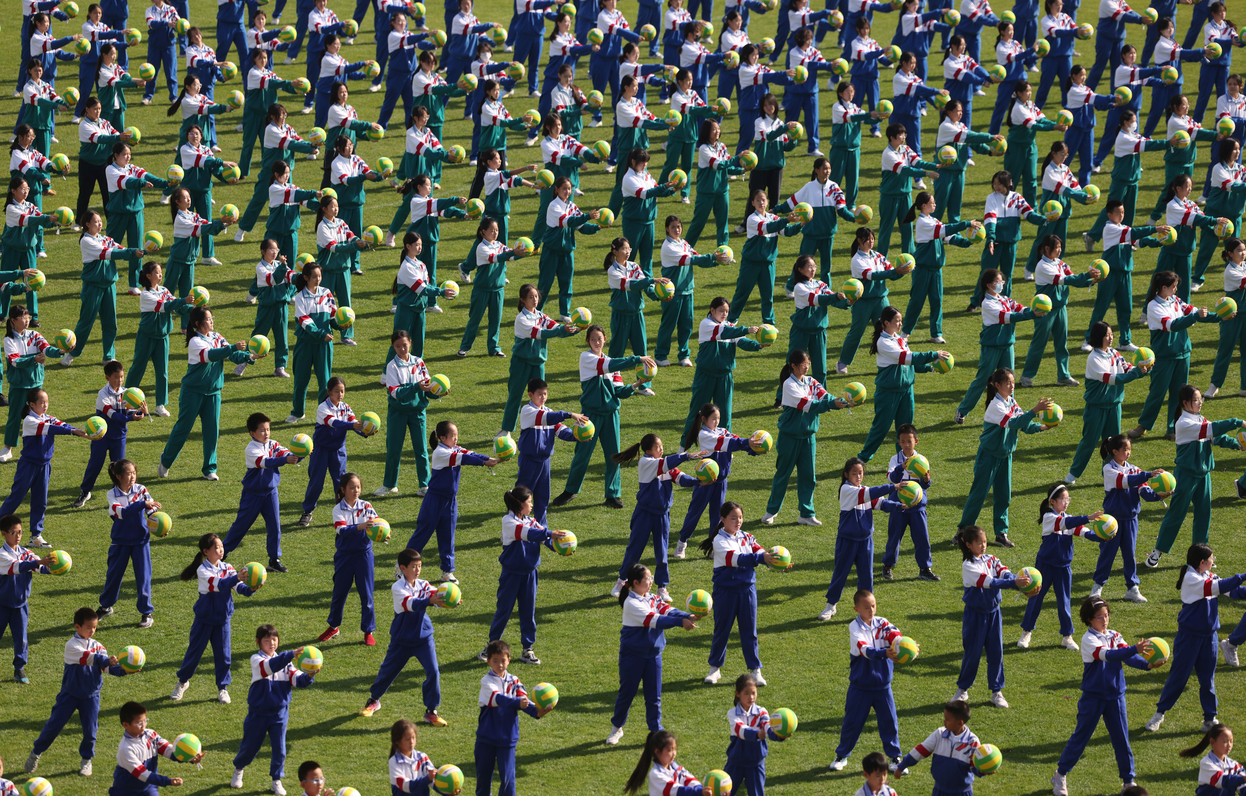 同时, 依次走过主 同时, 依次走过主